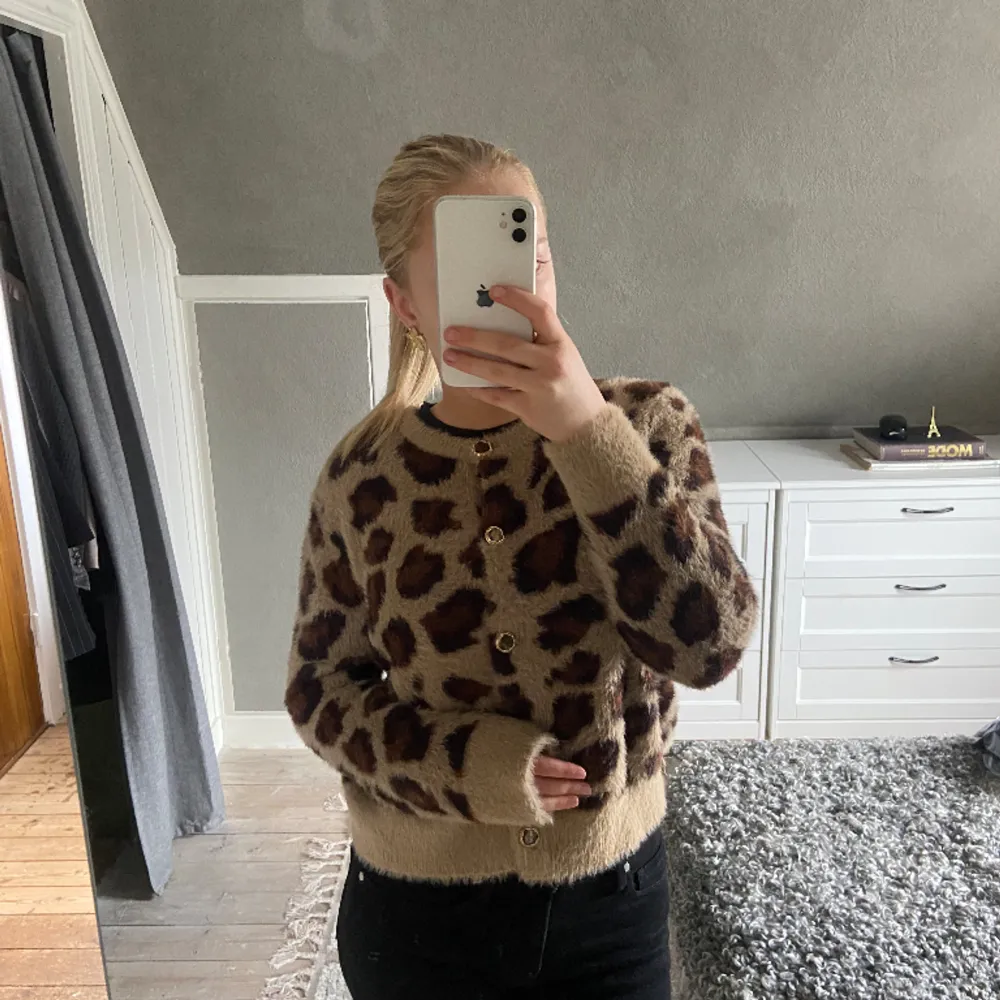 Stickad leopard kofta med knapar från zara i storlek S           Slut för tillfället     Nästan aldrig använd och i jätte bra skick . Tröjor & Koftor.