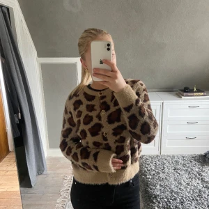 Leopard kofta  - Stickad leopard kofta med knapar från zara i storlek S           Slut för tillfället     Nästan aldrig använd och i jätte bra skick 