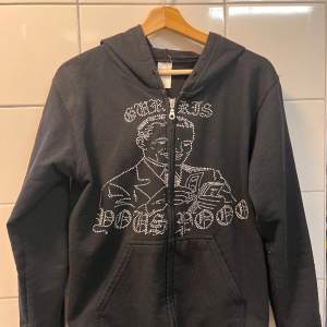 Sjukt snygg rhinestone hoodie. Säljer den då den blivit för liten.  Pris kan diskuteras😃