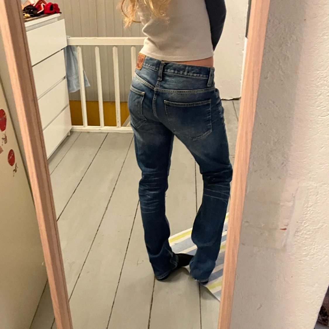 Jeans med snygg slitning - 90