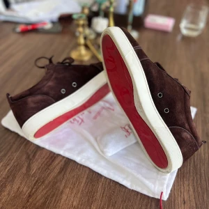 Christian Louboutin INTRESSEKOLL - Tjena! Kör en intressekoll på mina tvärfeta Christian Louboutin i färgen brun. Storlek 43 EU passar 43-44. Skick 9/10. Nypris ~$800. Skopåse och extra skosnören finns. Tar emot bud