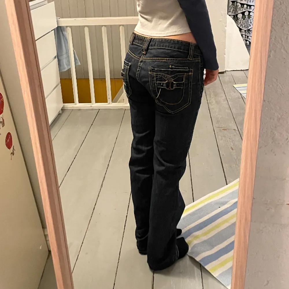 Så snygga jeans med unika detaljer, spännen på fickorna och en liten ficka i fram. Väldigt bra skick. Skriv för fler bilder.. Jeans & Byxor.