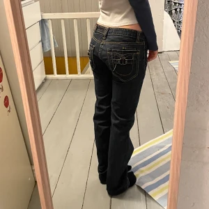 Lågmidjade bootcut jeans - Så snygga jeans med unika detaljer, spännen på fickorna och en liten ficka i fram. Väldigt bra skick. Skriv för fler bilder.