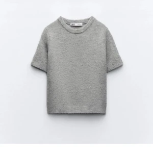 Stickad Zara Tröja - Säljer min stickade tröja från Zara, knappt använd och inga defekter. Den är i storlek S/M 💕Tänker mig ett pris runt 300 men pris kan diskuteras 💖