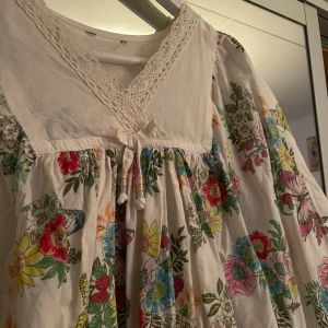 Sommarblus - Säljer denna fina sommarblus från Lindex. Mycket fint skick, använd några gånger. Säljer pga att den börjar bli för liten. Passar mig som är S men jag skulle rekommendera den för XS också. Lapp är bortklippt i nacke men finns en liten inuti blusen. 