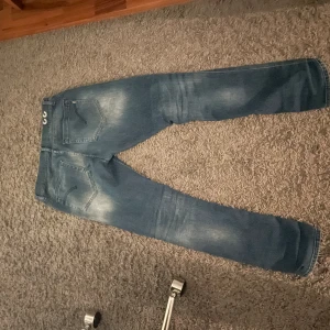 Dondup jeans  - Säljer mina dondup jeans i str 33 pga dem är förstora i midjan. Har knte kvar kvittot men dme är köpta helt nya runt juni-juli. Helt felfria. Ny pris 3400