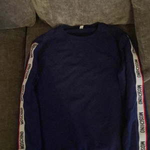 Moschino hoodie blå  - Storlek M blå hoodie 