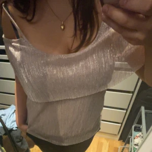 Festtopp - Jättefin topp perfekt för fest! Säljer då den inte används. Står strlk XL men sitter som en M. Skriv för frågor eller fler bilder💗💗Lägg gärna prisförslag eller använd köp nu!!