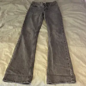 Ett par utsvängda perfekt jeans från ginatricot i storlek 32 ganska små i midjan och väldigt långa i benen jag är 160 och behöver vika upp dom 