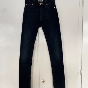 ACNE jeans strl 26/32 - Mycket gott skick. 