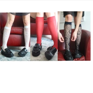 Knästrumpor!! - Snygga knästrumpor, så trendigt nu i vår!! One size. Finns i svarta, vita och röda! KOLLA IN @CHOOSE.CHARLIE PÅ INSTAGRAM ❤️❤️🪩 Dma om frågor!!