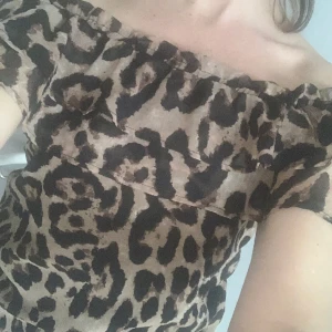 Neo Noir blus - Säljer denna fina topp från Neo Noir. Toppen är endast använd ett fåtal gånger och är i nyskick inga defekter el liknande 💕 vid frågor eller fundering är det bara att höra av sig.🌸