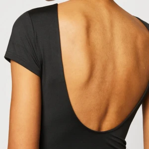 Topp med öppen rygg - Helt ny t-shirt med öppen rygg från Weekday. Superfin och aldrig använd!!Storlek Xs men väldigt stretchig modell💖💖