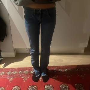 Super fina och snygga low waist jeans som jag säljer på grund av att det är för lång på mig tyvärr❤️ej använda