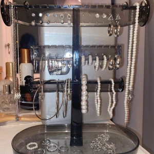 SMYCKESSTÄLL + SMYCKEN - allt i ett!!! (De flesta av smyckena är tyvärr inte äkta och kan därför rosta)  Alla smycken: 79 Smyckesstället: 79 Båda för 99!💓 Kan gå ner i pris vid snabb affär samt vid köp av fler saker!