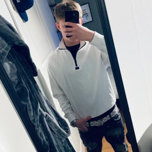 HUGO BOSS - En Hugo Boss tröja använd typ 6-7 gånger och har ingen användning för den längre. Äkta Hugo Boss tröja. Skicka om ni har några frågor. Är 174 och den passar perfekt.