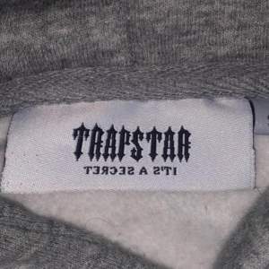 Trapstar hoodie grå aldrig använd och är i gott skyck (Priset kan tas ner privat)