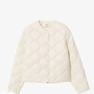 Beige jacka mango - populär jacka från mango, storlek S men passar även M. Bra skick, inga märkliga defekter💞 perfekt till våren. kan sänka priset vid snabbt köp!