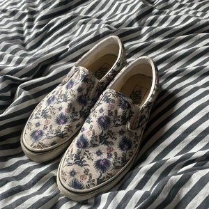 Vans slip ons - Fina vans slip ons med blommigt mönster i storlek 41. Använda några få gånger. Super sköna och lätta att få på sig