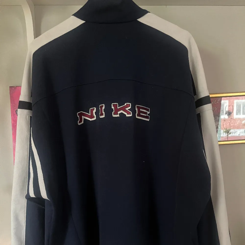 Snygg Nike tröja i super skick, strl L, kommer tyvärr inte till användning här längre därav säljer jag🥰. Hoodies.