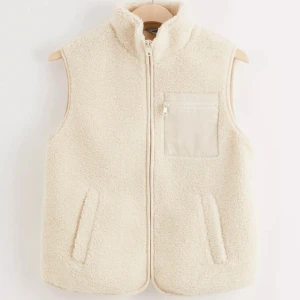Lindex - Beige teddyväst - ❗️INTRESSEKOLL❗️ på denna superfina, populära och helt slutsålda beige teddyväst ifrån Lindex då den tyvärr inte kommer till någon användning. Västa är helt ny och har inga defekter!🤍Vid frågor är det bara att höra av sig.