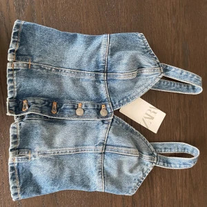 Oanvänd jeans topp - Oanvänd jeans topp från Zara Storlek XS Nypris: 329kr