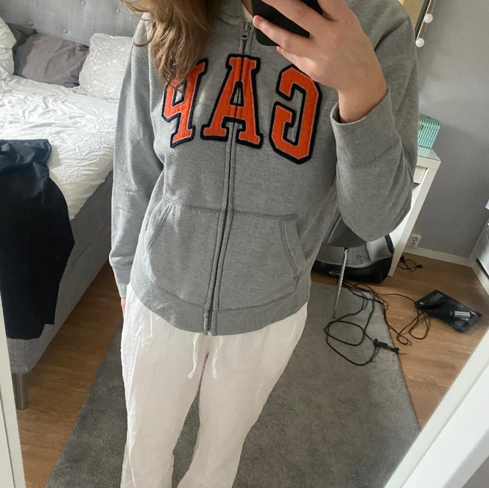 Zip hoodie från GAP, egentligen för barn men sitter okej på mig som är 168 och brukar ha storlek S, något tajt än önskat kanske. Tröjor & Koftor.