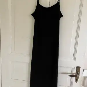 Oanvänd lång klänning från lager 157 Säljer då den är för stor för mig tyvärr 
