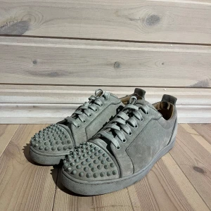 Christian Louboutin  - Riktigt feta Christian Louboutin i storlek 41🤩 skorna är äkta och i gott skick, du får med box, extra snören samt extra spikar och två dustbags! Vid minsta fundering är det bara att höra av sig!!!☺️ OBS byten kan gå bra!