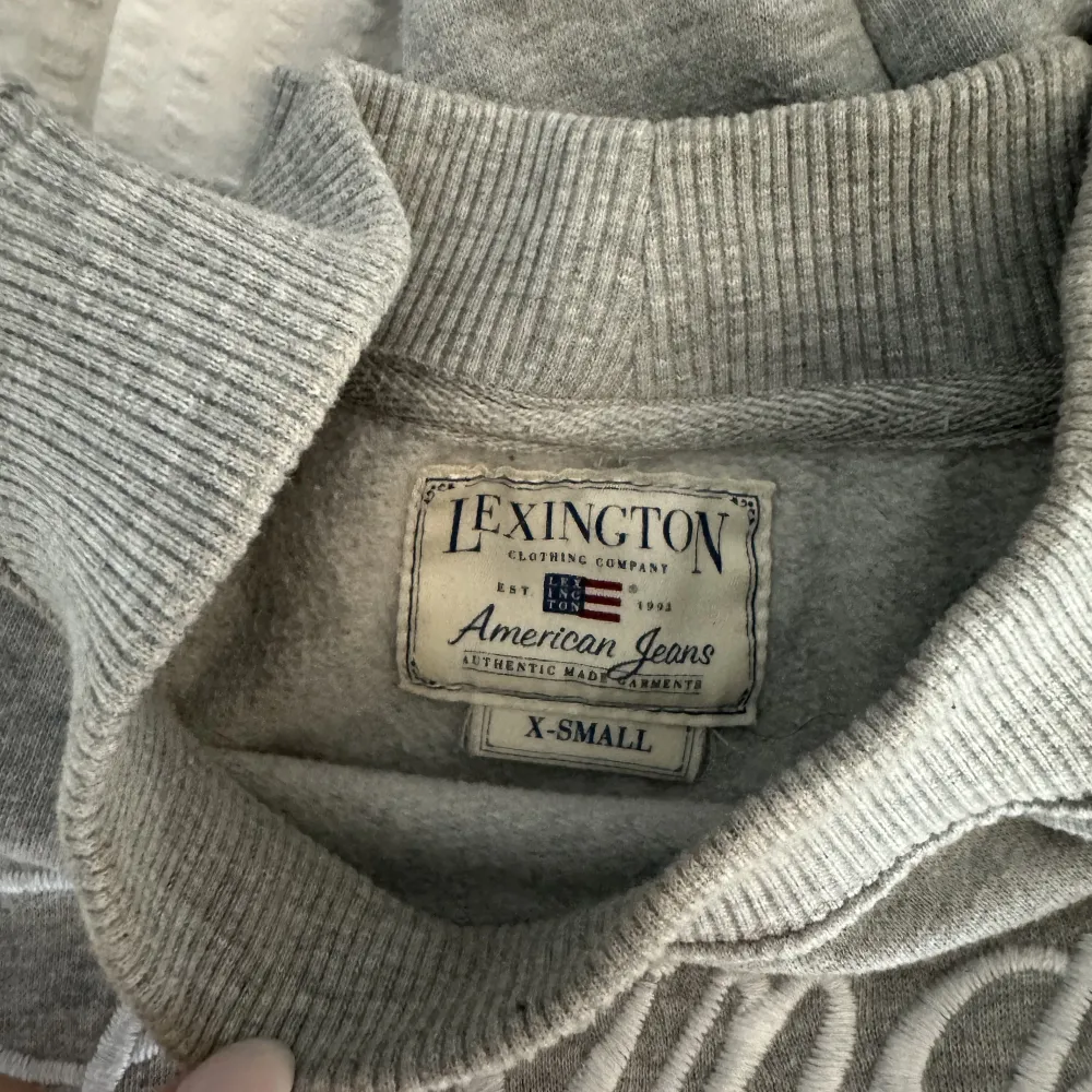 Säljer denna sweatshirt från lexington i bra skick. Storlek xs men passar även S!! Köp via ”köp nu”🩷. Tröjor & Koftor.