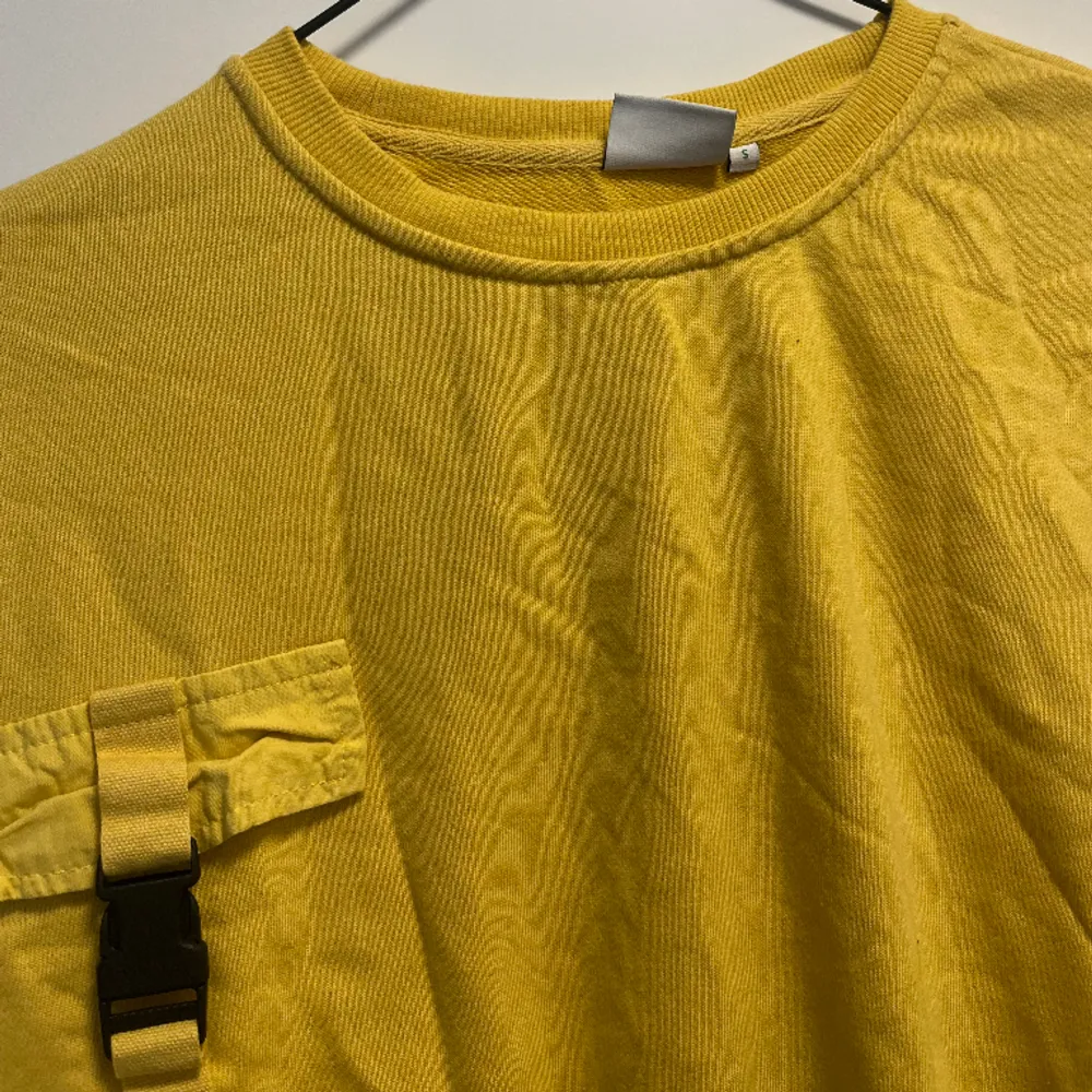 Gul sweatshirt med detaljer från only i storlek S. Hoodies.