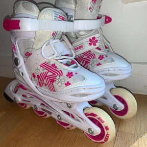 Rosa Rullskridskor  - Du kan ändra storleken från 30 till 33 så att man kan ha de i storlekarna 30, 31, 32, och 33 de är sköna och bra har bara använt de 2 gånger och säljer dde för att de är för små för mig och de är väldigt säkra☺️!