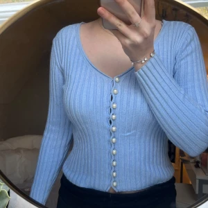 Jättefin blå topp med pärlknappar💙💙 - Söt topp/kofta från NA-KD! Knapparna går att knäppa upp om man skulle vilja de. Älskar den blåa färgen!!! Perfekt till sommaren💙💙💙
