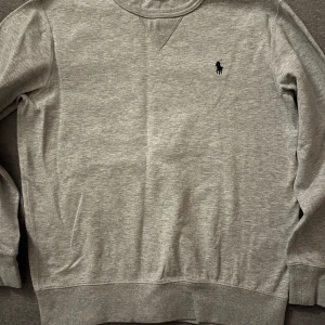 Ralph lauren  - Hej säljer den här fräscha ralph lauren tröjan som är i riktigt bra skick. Ny pris är runt 800kr skriv om du är intresserad😇