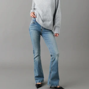 lågmidjade bootcut jeans - Bootcut jeans. Säljer dessa för dem ej används längre. Jag är 159cm lång och dem sitter perfect i längden, tyvärr syns det inte så tydligt på bilden då de var lite skrynkliga.  Dm:a mig helst innan ni köper, om ni har frågor så får ni höra av er 🥰.