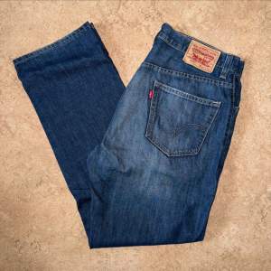 Levis jeans i modellen 505, använda men i gott skick. Storlek: 36 W, 32 L, Midja: 46 cm Ytterben: 111.5 cm Benöppning: 22 cm