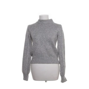 Stickad tröja - Säljer denna fina tröja eftersom den blivit för liten för mig💞är lite nopprig därför priset⭐️skriv för fler bilder