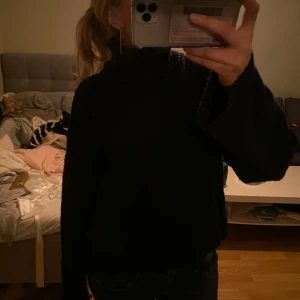 Polo tröja - Säljer min favorit stickade polotröja, super bra skick! Pris kan diskutera!