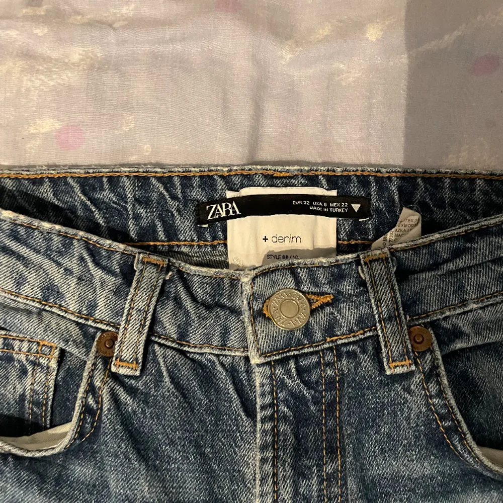 Mid waist jeans från Zara. Rak passform, storlek 32. Nästan aldrig använda. Jeans & Byxor.