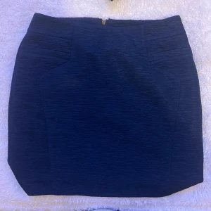 Kjol - Marin blå kjol i mycket fint skick!