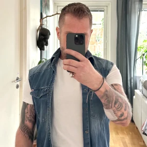 Vintage Armlös jeansskjorta Jack & Jones  - Casual  vintage Armlös jeansskjorta stl. medium. Bra skick, snyggt naturligt washed utan att skjortan är slitet.
