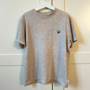 T-shirt från Grunt - Säljer denna t-shirt från märket Grunt💘 köparen står för frakt! Tveka inte att fråga om ni undrar något🌸