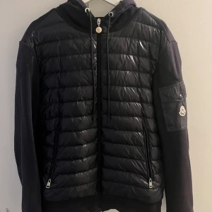 Moncler Cardigan - Säljer en fet marinblå moncler cardigan maglia con cappucio som är sjukt eftertraktad. Skick 8,5/10 då den är lite solblekt som de brukar bli. Storlek L