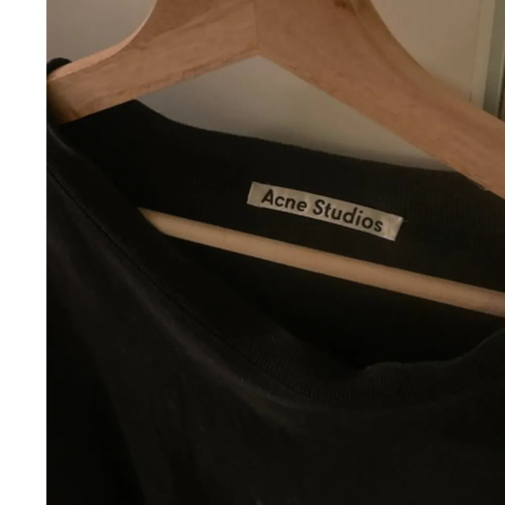 T-shirt från Acne Studios med tryck på bröstet. Funkar både till kille och tjej (som önskar oversized). Storlek XL. Säljs på grund av har redan en liknande. . T-shirts.
