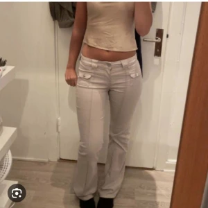 Supersöta beiga byxor från HM - Säljer dessa supersnygga beiga byxorna fårn HM som bara är använda någon gång.  Säljer då dom inte längre passar. Nypris 300 Säljer för 200 kr