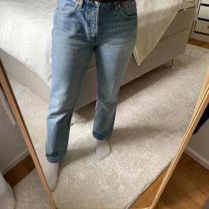 Jeans - Midwaist straight jeans från Weekday som aldrig är använda då jag glömde lämna tillbaka dom. Tyvärr för stora för mig. Nypris 590.