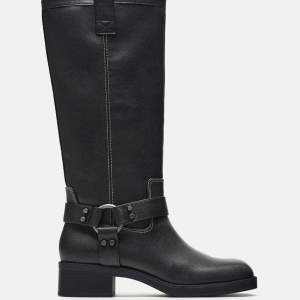 Helt nya och oanvända boots från Zara, fortfarande i originalförpackning. Perfekta inför höst/vinter. Kontakta mig för mer info