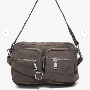 Noella väska  - Säljer min snygga noella väska som jag fick i julklapp förra året ! Färgen på väskan på bilden är fel men skriv gärna till mig för egna bilder,väskan är slutsåld och nypriset är 1299 kr  