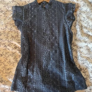 Blus - Jättefin blå blus, färgen syns bäst på sista bilden. Skriv om frågor!