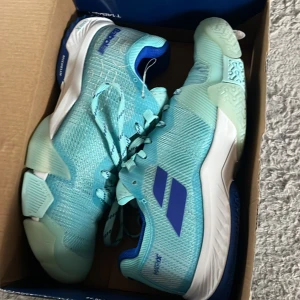 Paddel skor från bobbat  - De är aldrig använda och ny pris är 1799kr jag säljer de för 1400 priset kan diskuteras säljer de för att jag inte spelar paddel😍🩷👟